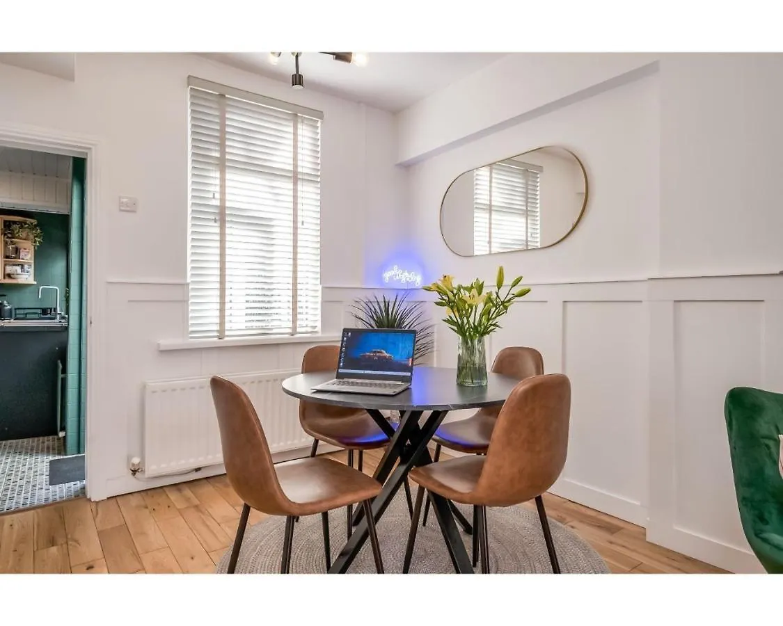 Central Belfast Apartments Retro R&R 0*,
